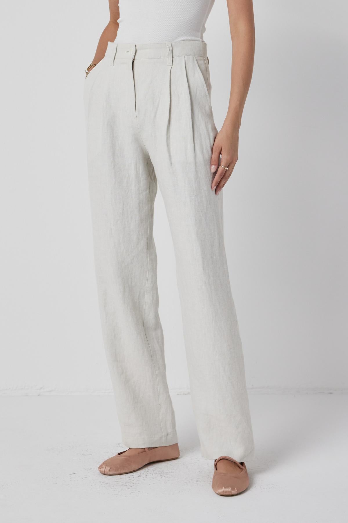 The model is wearing Velvet by Jenny Graham's POMONA PANT.-36168716648641